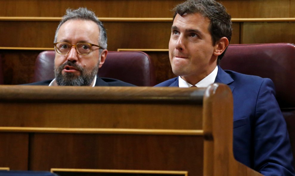 El líder de Ciudadanos, Albert Rivera, junto al diputado y portavoz del partido en el Congreso, Juan Carlos Girauta, durante el debate de investidura de este miércoles.- REUTERS