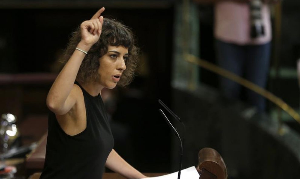 La portavoz de En Marea, Alexandra Fernández, durante su intervención en la segunda sesión del debate de investidura del líder del PP, Mariano Rajoy, esta mañana en el Congreso de los Diputados. EFE/Chema Moya