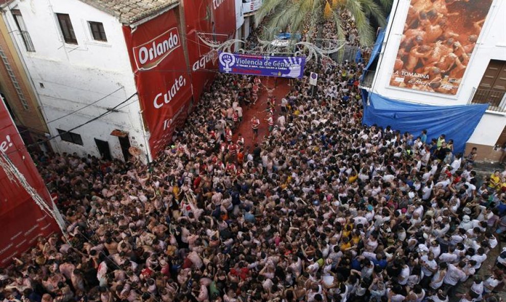 Miles de personas han acudido a celebrar la Tomatina en Buñol. EFE/Kai Forsterling