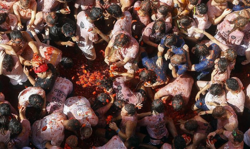 La tradición, con más de siete décadas, celebra su internacional guerra del tomate. EFE