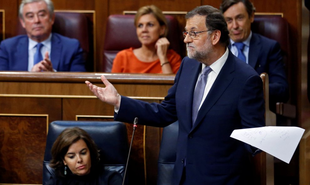 El candidato del PP a la investidura y presidente del Gobierno en funciones, Mariano Rajoy, reponde desde su escaño a una de las interpelaciones de los grupos de la oposición , en la segunda sesión del debate de investidura. REUTERS/Andrea Comas