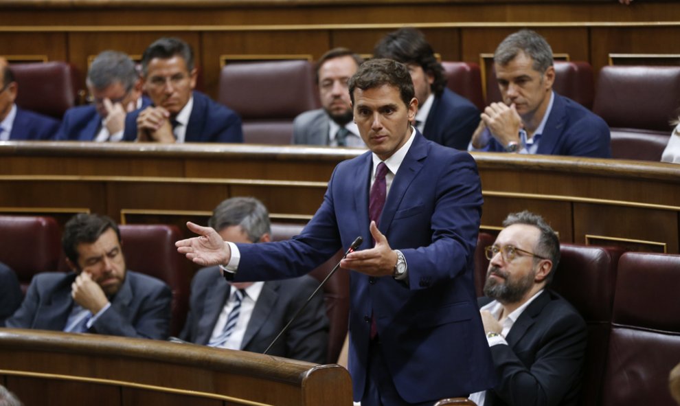 El líder de Ciudadanos, Albert Rivera (de pie), durante una de sus intervenciones en la segunda sesión del debate de investidura del líder del PP, Mariano Rajoy, en el Congreso de los Diputados. EFE/Chema Moya