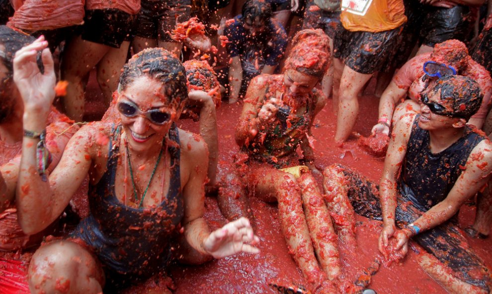 Los participantes en la Tomatina de Buñol en plena batalla de tomates. REUTERS / Heino Kalis