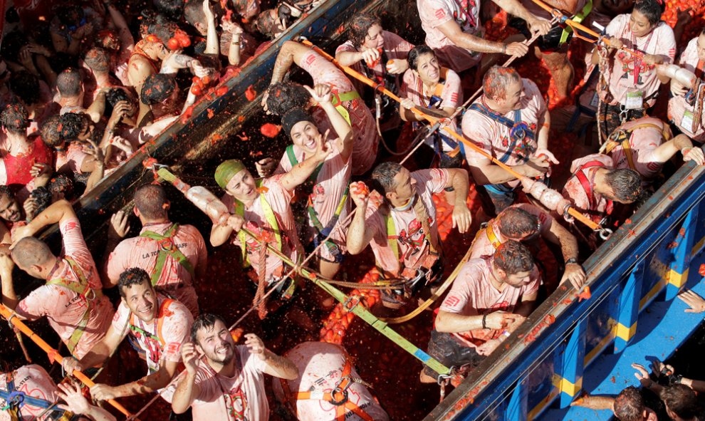 Participantes en la Tomatina de Buñol arrojan desde un camión tomates al resto de la gente. REUTERS/Heino Kalis