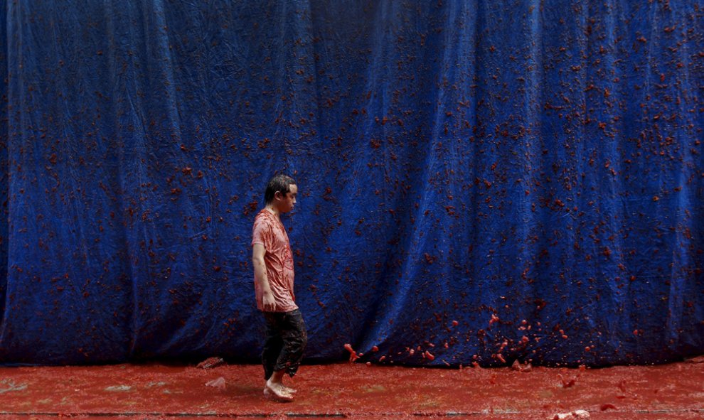 Buñol cumple con la tradición de más de siete décadas y celebra su internacional guerra del tomate,en la que miles de personas llegadas de todo el mundo se lanzan 160 toneladas de esta hortaliza para teñir de rojo el municipio y,en la edición de este año