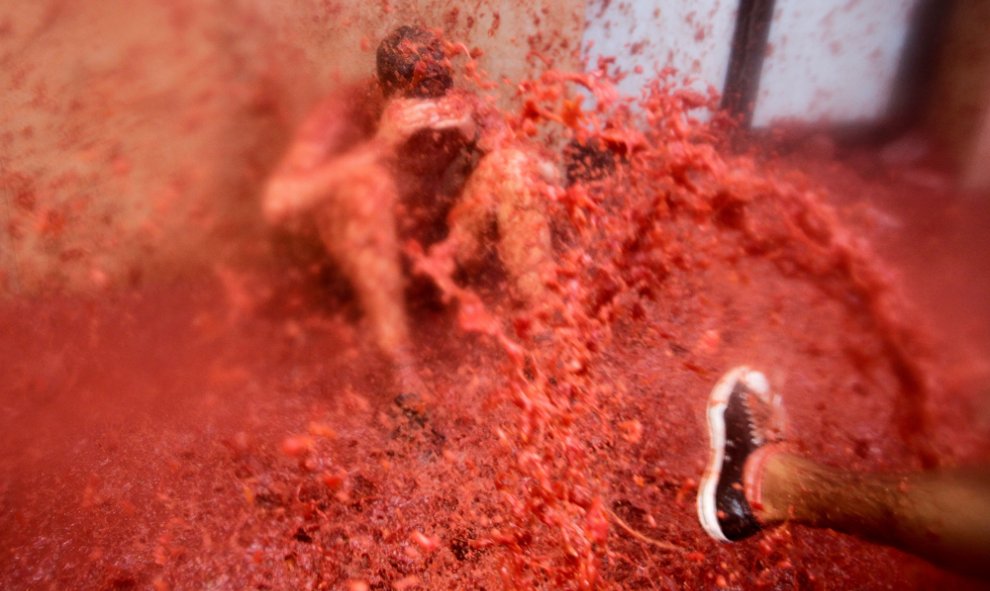 Uno de los participantes en la batalla de tomates, conocida como la Tomatina, en la localidad valenciana de Buñol. REUTERS/Heino Kalis