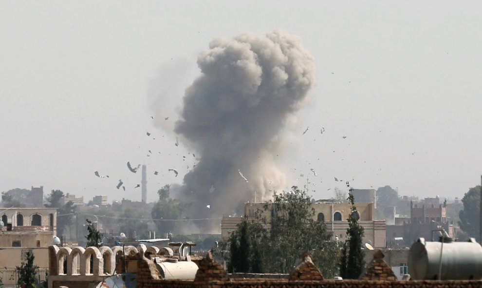 El humo y los escombros emanan desde el lugar donde se ha producido un ataque aéreo saudí en Sanaa, Yemen. REUTERS/Khaled Abdullah