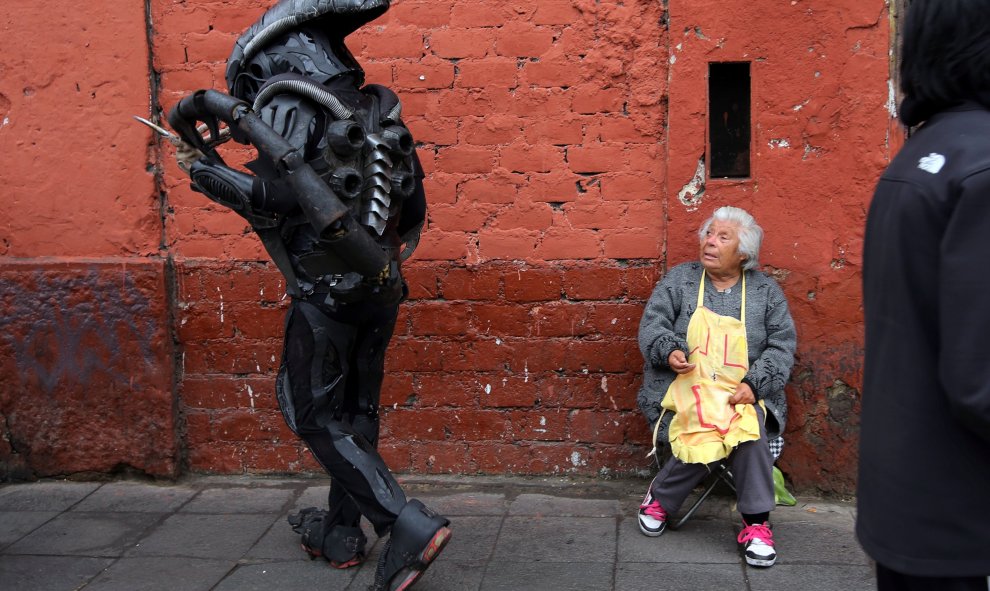 Una persona vestida con el traje de una película camina cerca de la iglesia de Santa Rosa durante las celebraciones del aniversario de Santa Rosa de Lima, patrona de América Latina y Filipinas, en Lima, Perú. REUTERS/Mariana Bazo