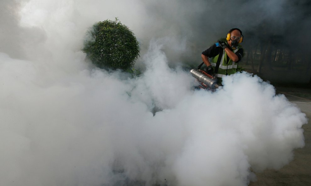 Un trabajador empaña las áreas comunes de una urbanización pública en un área donde los casos de transmisión local Zika fueron descubiertos en Singapur. REUTERS/Edgar Su