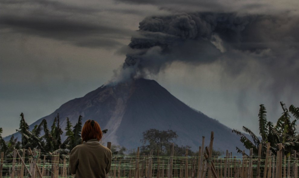 El monte Sinabung escupe cenizas volcánicas durante una erupción en Karo, Sumatra del Norte, Indonesia. REUTERS