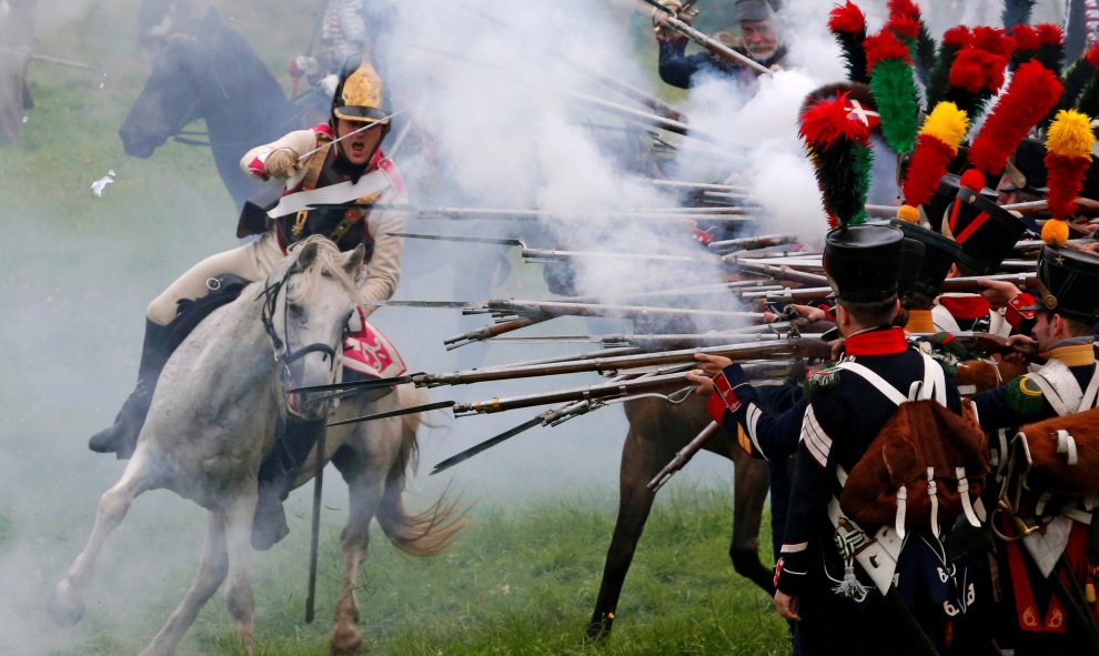 Los participantes recrean la batalla de Borodino 1812 entre Rusia y el ejército invasor francés durante la celebración del aniversario en la región de Moscú, Rusia. REUTERS / Sergei Karpukhin