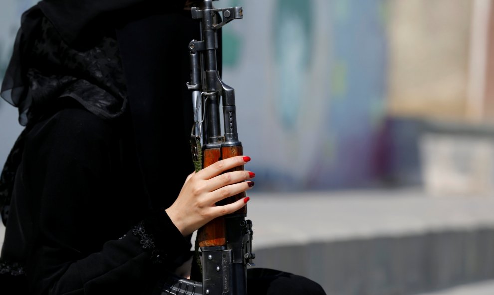 Una mujer leal al movimiento Houthi sostiene un rifle mientras participa en un desfile para mostrar su apoyo al movimiento en Sanaa, Yemen. REUTERS / Khaled Abdullah