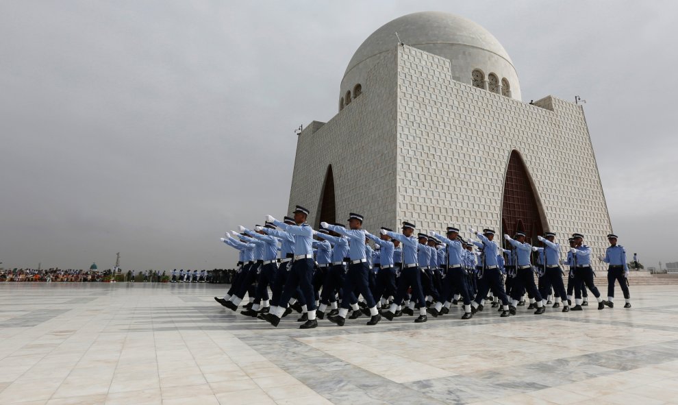 Los miembros de la fuerza aérea de Pakistán desfilan el mausoleo de Muhammad Ali Jinnah , durante la ceremonia de Día de Defensa  o el Día Memorial de Pakistán, en Karachi, Pakistán. REUTERS / Akhtar Soomro