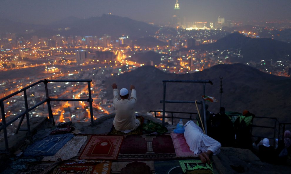 Un peregrino reza en el monte Al- Noor durante de la peregrinación anual del Haj en la ciudad santa de La Meca. REUTERS/Ahmed Jadallah