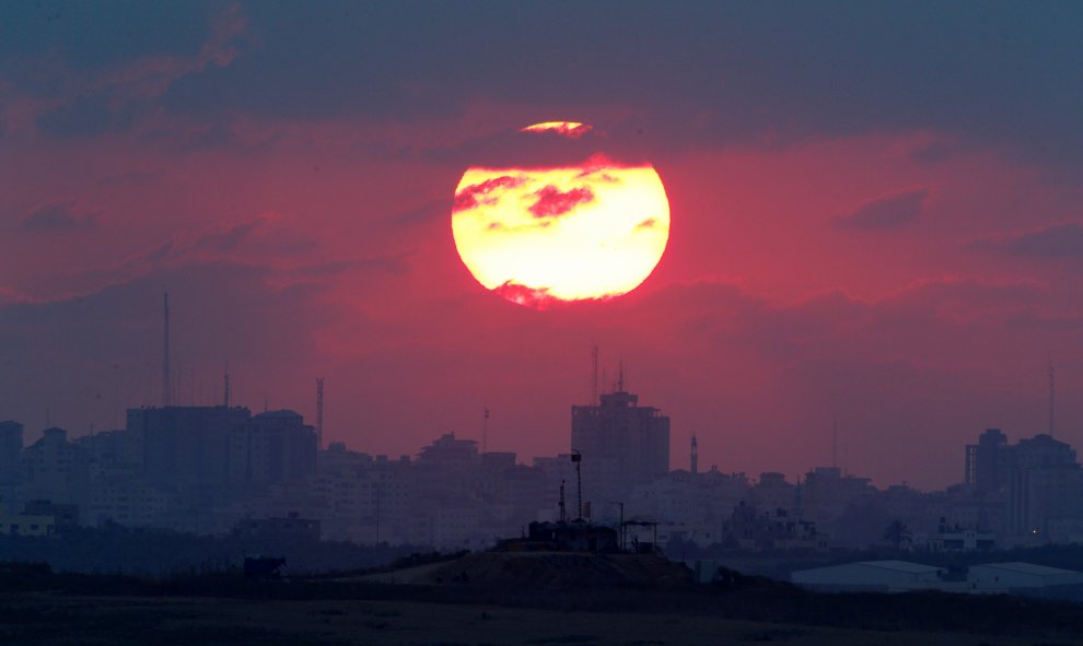 La puesta de sol en la franja de Gaza vista desde el lado israelí. REUTERS/Amir Cohen