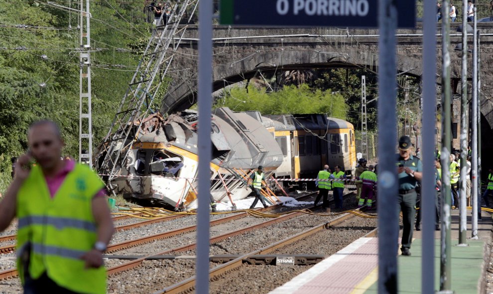 Los equipos de rescate inspeccionan el tren que ha descarrilado en O Porriño, Galicia. REUTERS/Miguel Vidal