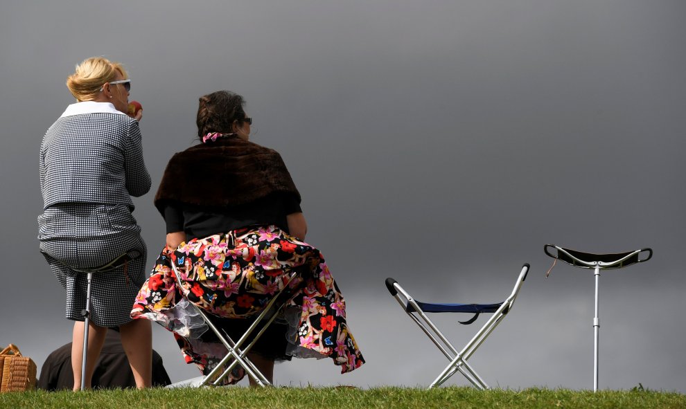 Los visitantes y los entusiastas de los coches asisten al festival anual de carreras de Goodwood Revival, cerca de Chichester, al sur de Inglaterra.  REUTERS/Toby Melville