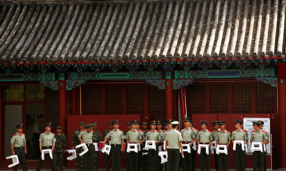 Policías paramilitares escuchan al oficial dirigiéndose a ellos en la Ciudad Prohibida de Pekín. REUTERS/Thomas Peter