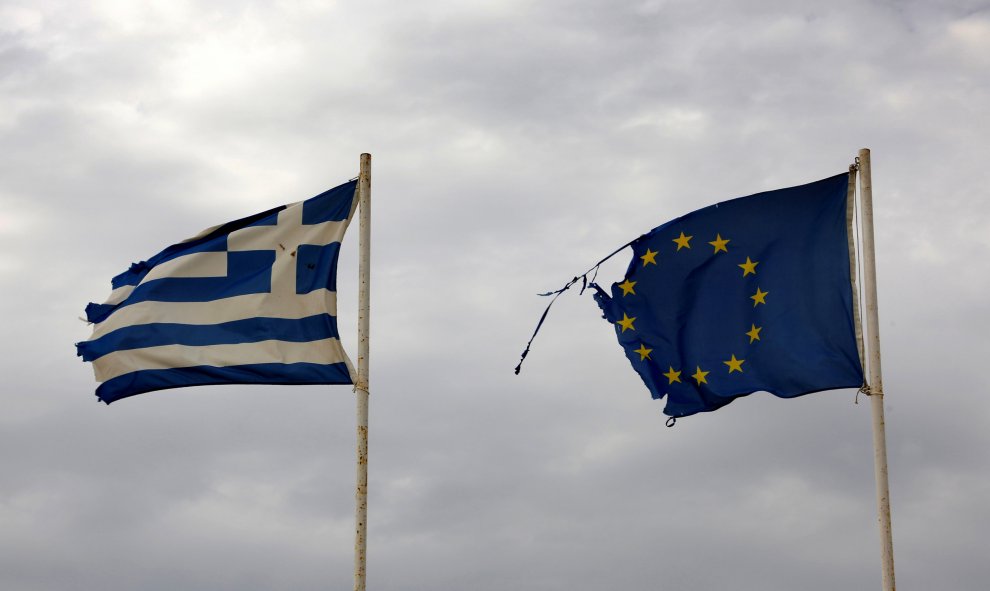 La banderas griega ondea junto a la de la UE en una playa en el norte de Grecia. REUTERS/Yannis Behrakis