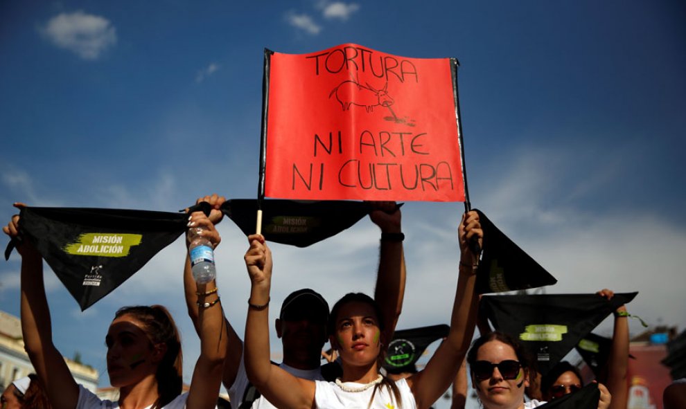 Una mujer porta una pancarta durante la manifestación por la abolición de las fiestas taurinas. REUTERS/Susana Vera