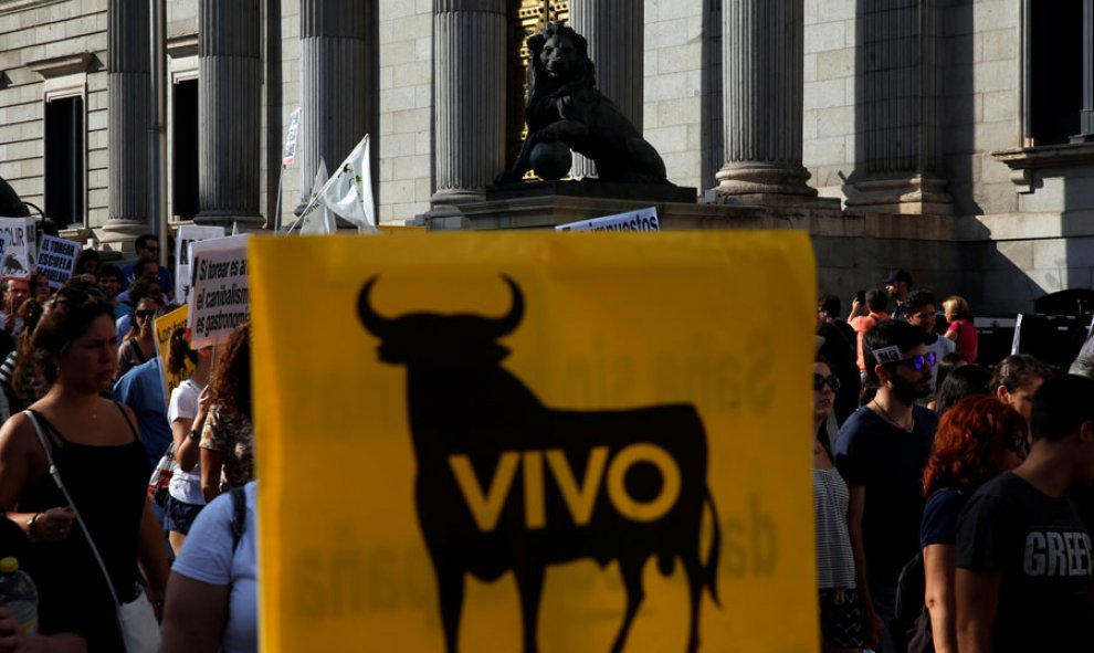 Manifestantes que piden la abolición de las fiestas taurinas, a su paso por el Congreso. REUTERS/Susana Vera