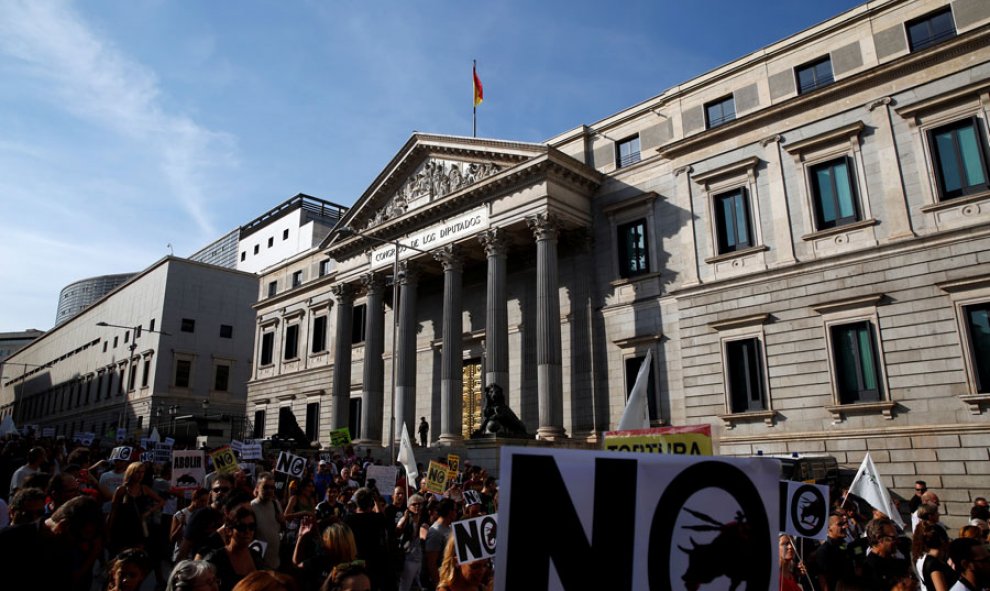 Los manifestantes, a su paso por el Congreso. REUTERS/Susana Vera