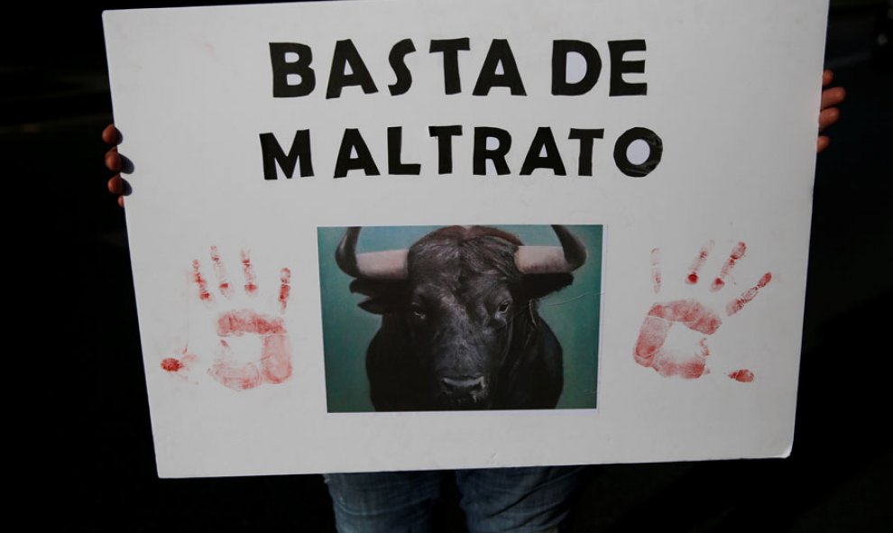 Una persona lleva una pancarta durante la manifestación. REUTERS/Susana Vera