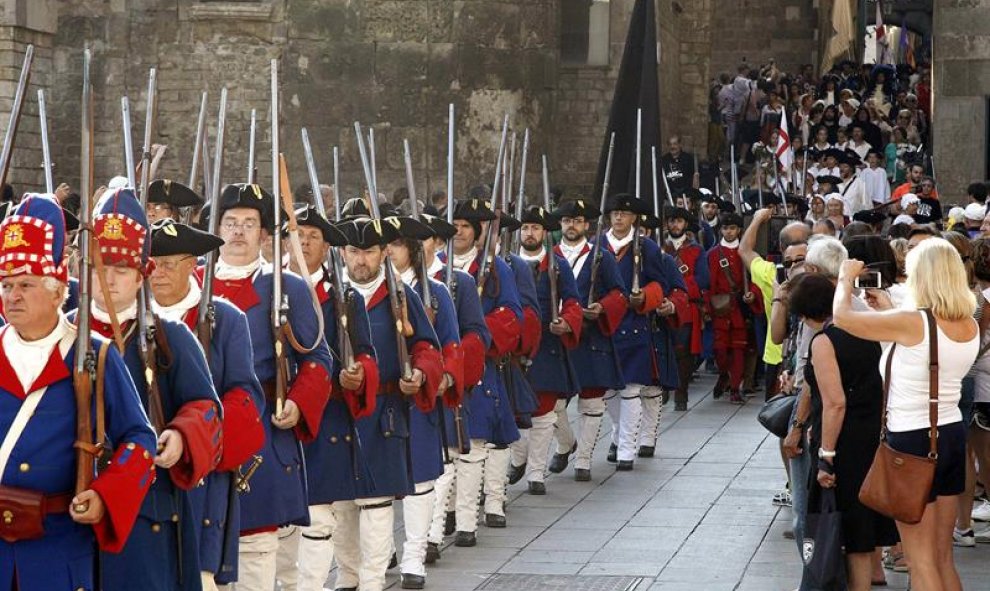 Una representación de los Miquelets de Cataluña y de la Associació de Recreació Històrica La Coronela, tras ser recibido por el presidente de la Generalitat, Carles Puigdemont, hoy en el Palau de la Generalitat, dentro de los actos conmemorativos de la Di