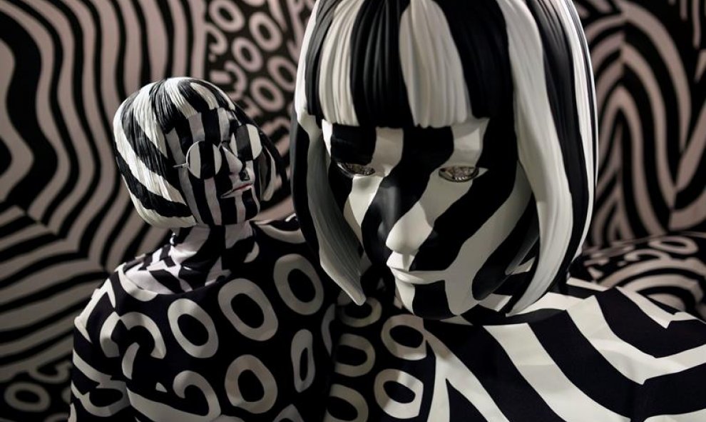 Una mujer posa en el estudio de arte del pintor japonés Shigeki Matsuyama "Narcisismo: Dazzle room" durante la Feria de la moda y el diseño "rooms 33" en el estadio nacional Yoyogi en Tokio, Japón. Iniciada en el año 2000, "rooms" es una Feria bianual e i