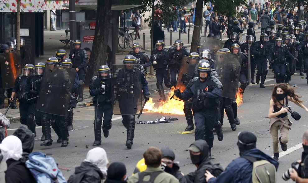 Disturbios entre policías antidisturbios y manifestantes en París.- REUTERS