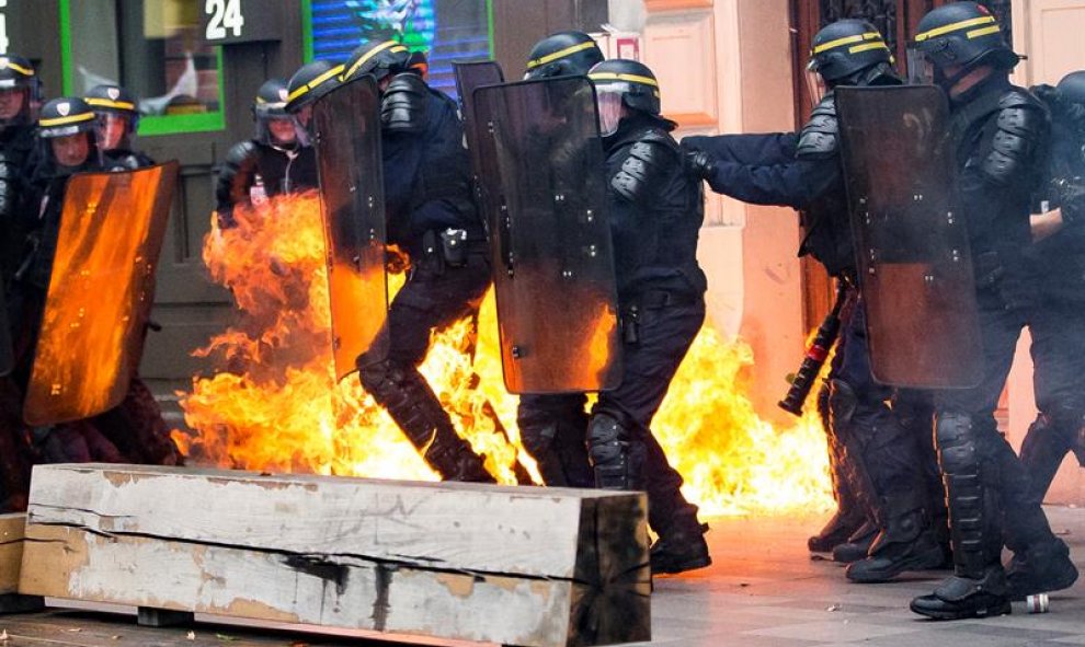 Un cóctel mólotov explota al lado de varios policías durante una manifestación contra la nueva reforma laboral en París, Francia, hoy 15 de septiembre de 2016. Los sindicatos franceses han convocado para hoy la primera gran jornada de movilizaciones tras