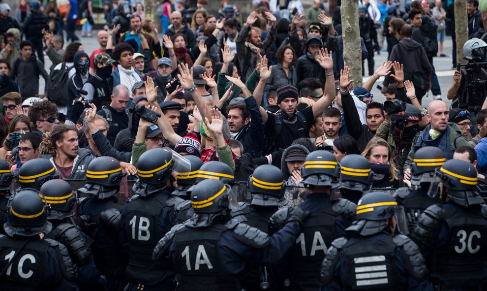 Los manifestantes levantan sus manos mientras los policías avanzan hacia su parte durante una manifestación contra la nueva reforma laboral en la Plaza de la República en París, Francia, hoy 15 de septiembre de 2016. Los sindicatos franceses han convocad