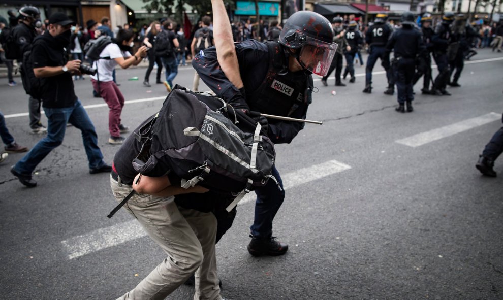 Un policía detiene a un manifestante durante una manifestación contra la nueva reforma laboral en París.- EFE/Ian Langsdon