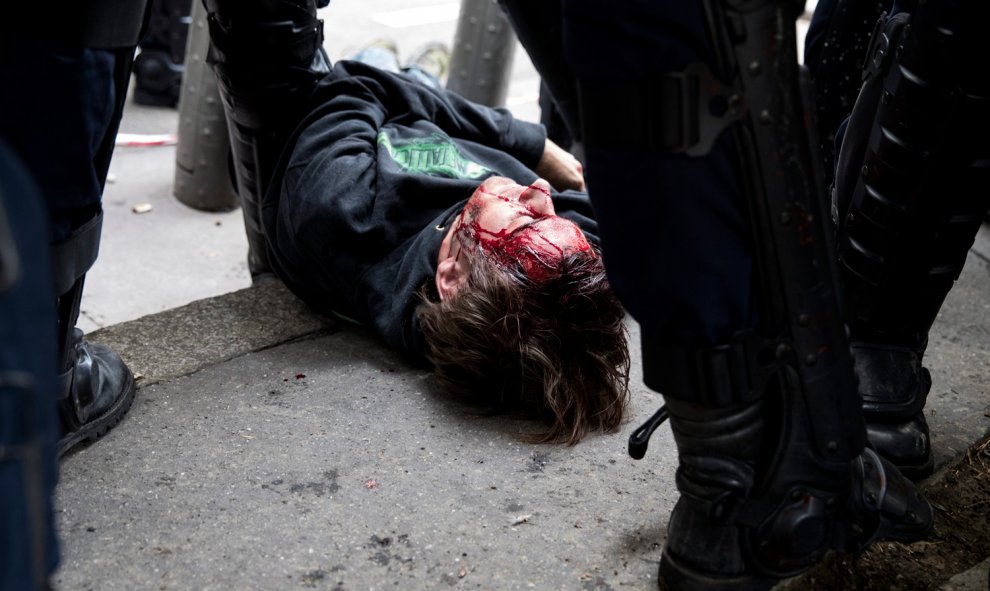 Vista de un manifestante herido y caído en el suelo durante una manifestación contra la nueva reforma laboral en París, Francia. EFE/Etienne Laurent