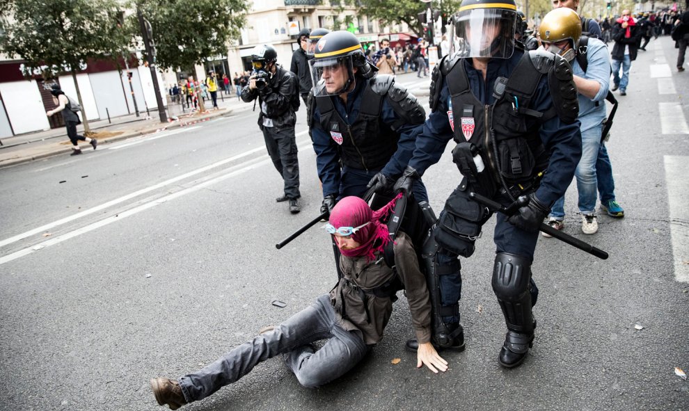 Dos policías detienen a un manifestante durante una manifestación contra la nueva reforma laboral en París.- EFE/Etienne Laurent