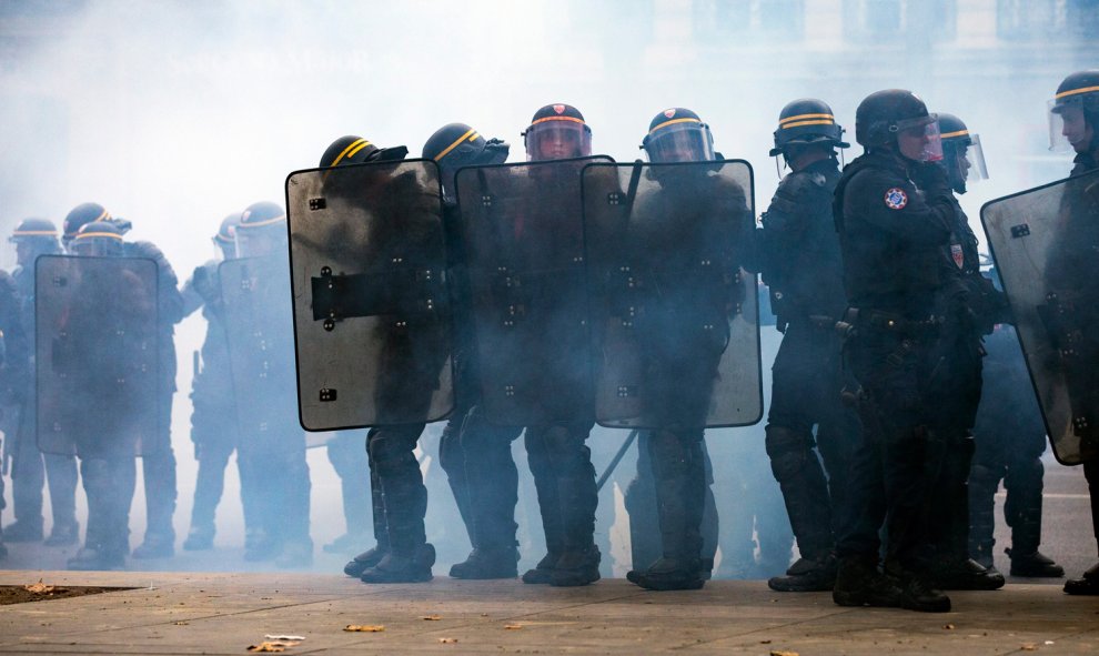 Vista de varios policías envueltos del humo del gas lacrimógeno durante una manifestación contra la nueva reforma laboral en París.- EFE/Etienne Laurent