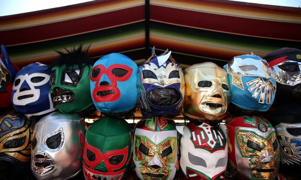 Máscaras de lucha libre en el mercado de Olvera Street, en Los Angeles, California. REUTERS/Lucy Nicholson