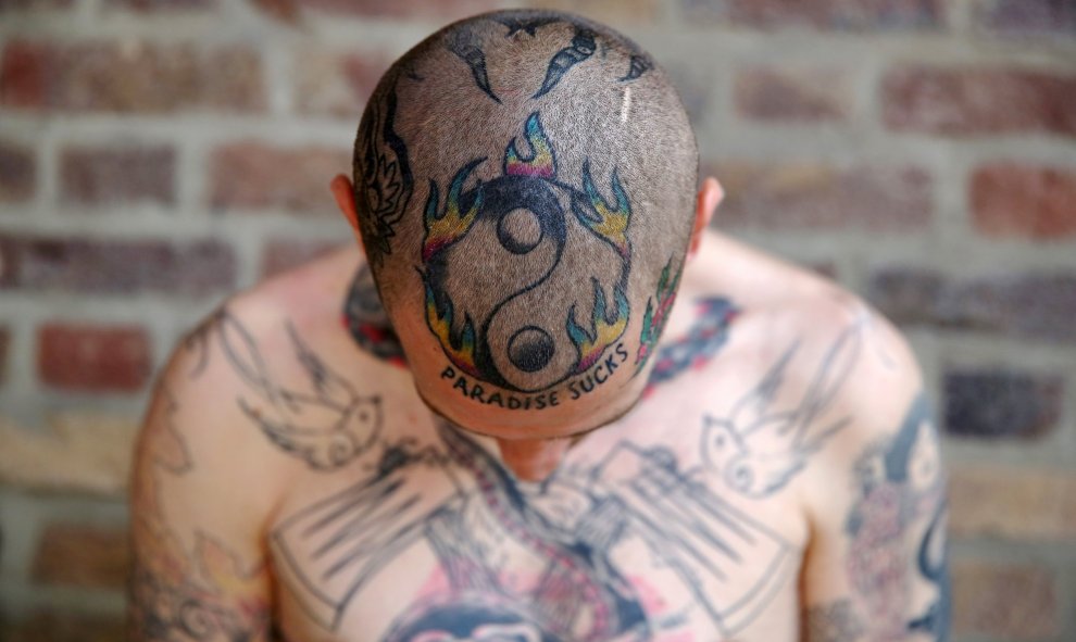 Un entusiasta de los tatuajes posa en la Convención Internacional de Tatuajes de Londres. REUTERS/Neil Hall