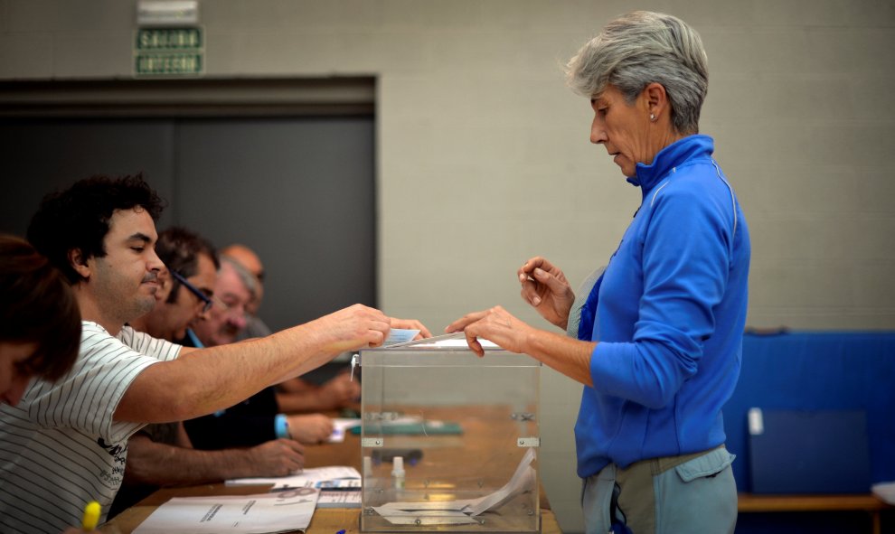Una mujer vota en un colegio electoral en Durango (Vizcaya). REUTERS/Vincent West