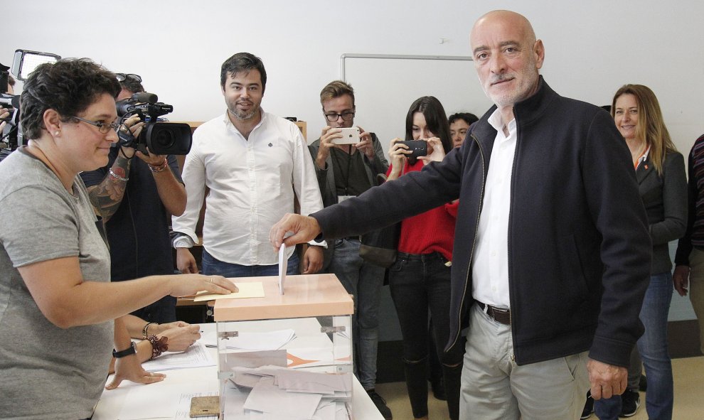 El candidato a lehendakari por Ciudadanos, Nicolás de Miguel, ejerce su derecho al voto en el colegio Morlans de San Sebastián. EFE/Gorka Estrada
