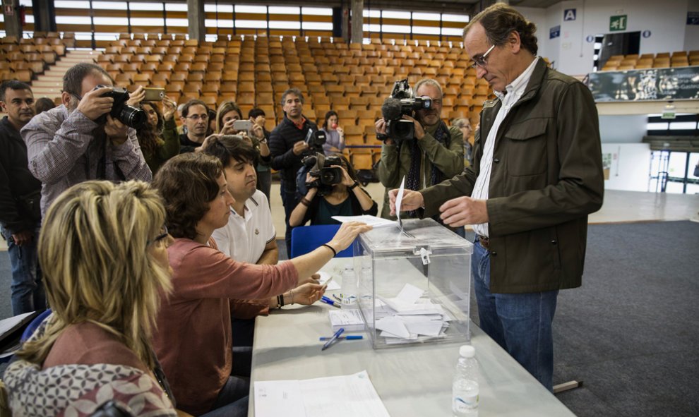 El candidato del PP a lehendakari, Alfonso Alonso, se dispone a votar en el colegio electoral situado en el polideportivo Mendizorrotza de Vitoria. EFE/David Aguilar