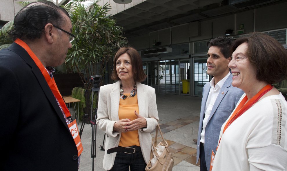 La candidata de Ciudadanos a la Presidencia de la Xunta, Cristina Losada (2i), acompañada por le cabeza de lista por Pontevedra, Antonio Lara (2d), conversa con los apoderados de su partido, en el colegio electoral habilitado en el Ayuntamiento de Vigo do