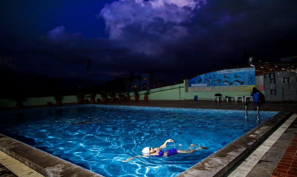 Una mujer nada en una piscina privada en Katmandú, Nepal. A pesar de que las temperaturas superan los 30 grados durante el día, el departamento de meteorología nepalés espera ligeras precipitaciones en las regiones del este y oeste del país para los próxi