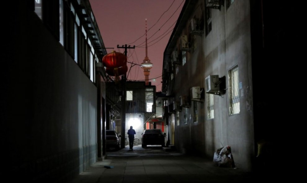 Un hombre pasa junto a la casa donde algunos pacientes y sus familiares permanecen mientras buscan tratamiento médico en Pekín. REUTERS/Kim Kyung-Hoon