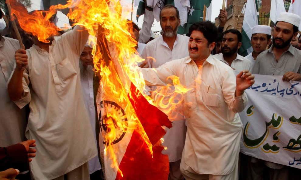 Manifestantes queman una bandera india durante una protesta contra los recientes enfrentamientos fronterizos, en Peshawar/REUTERS