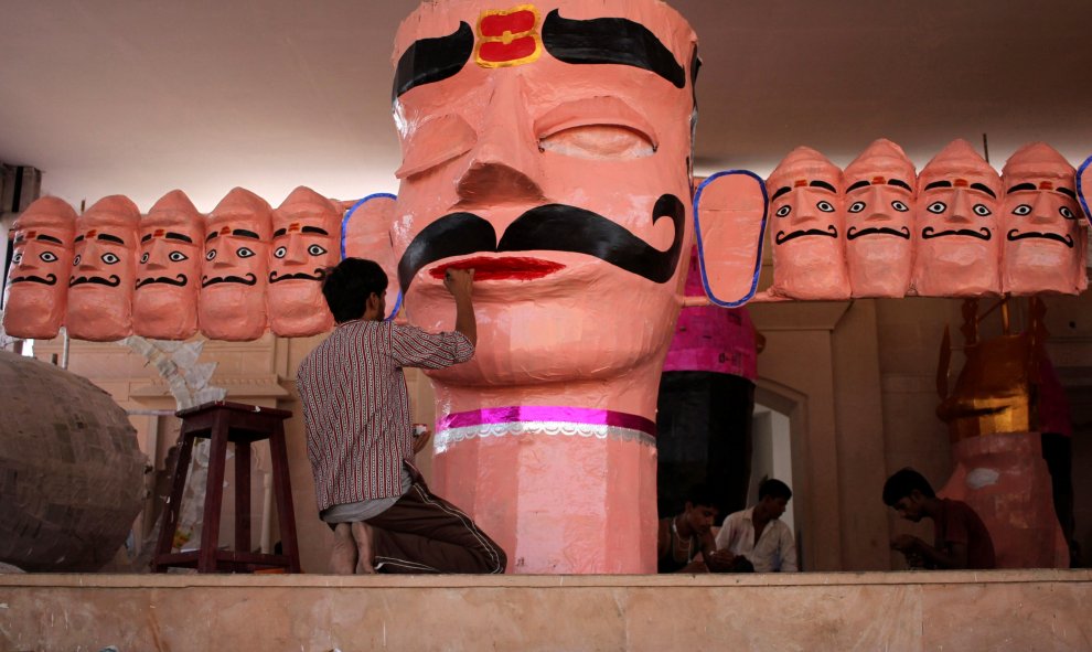 Un artesano pinta una efigie del rey demonio Ravana durante la preparación para el próximo festival hindú de Dussehra en Ajmer, en India/REUTERS