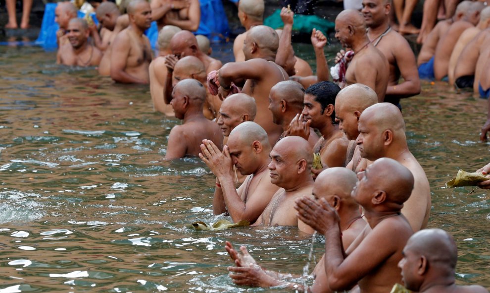 Devotos hindúes honran las almas de sus antepasados ​​difuntos en el día  de Mahalaya en Mumbai/REUTERS