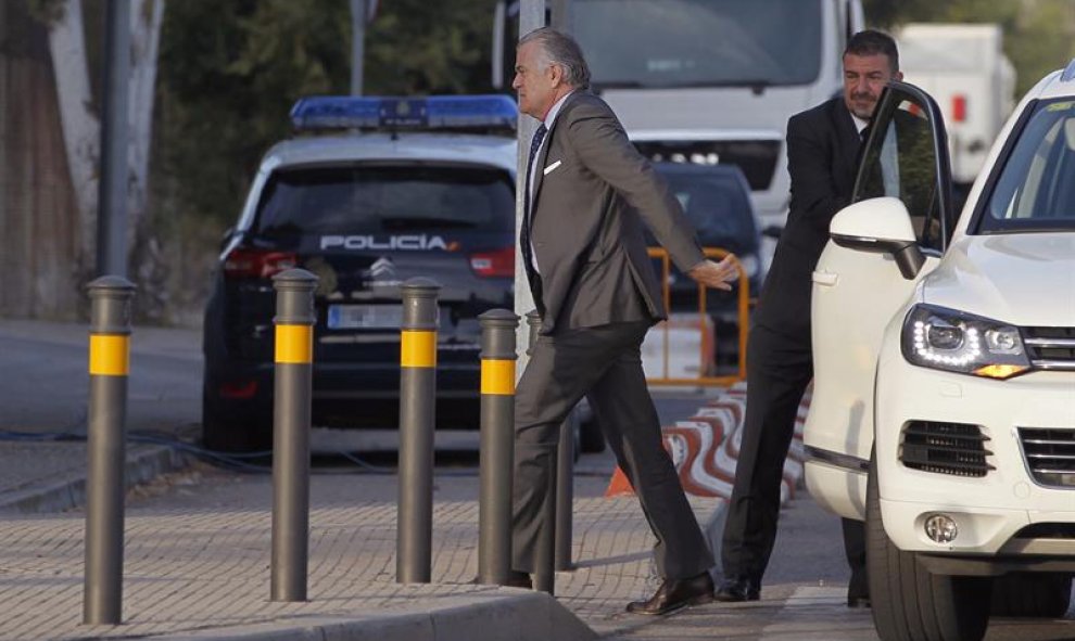 Luis Bárcenas, extesorero del PP, a su llegada a la Audiencia Nacional en San Fernando de Henares donde arraca el macrojuicio por la trama Gürtel. EFE/Javier Lizón