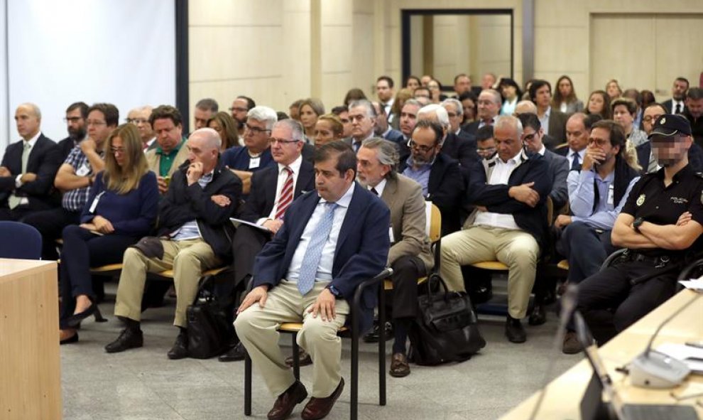 El abogado Luis de Miguel (en primer término), considerado el arquitecto financiero de la trama Gürtel, durante la primera sesión del juicio. EFE/Chema Moya