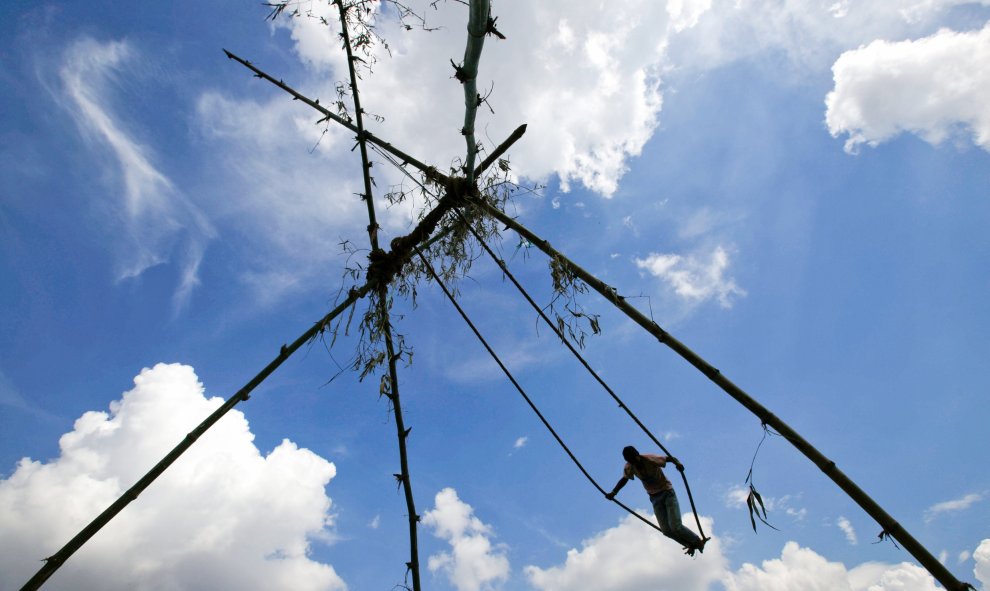 Un niño juega en un columpio tradicional durante Dashain, la fiesta religiosa más importante para los hindúes en Katmandú, Nepal. REUTERS / Navesh Chitrakar